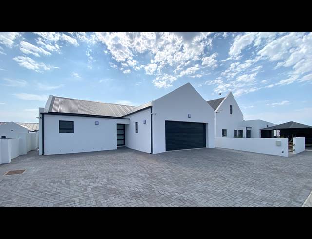 4 BEDROOM HOUSE FOR SALE IN BRITANNIA BAY